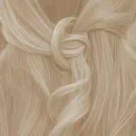 Geflochtenes, glänzendes blondes Haar in eleganter Frisur, Fokus auf Haarpflege