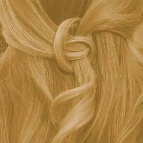 Detailaufnahme von warm blondem Haar mit lockerer Flechtfrisur, Nahaufnahme, Sommerlook