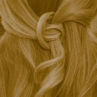 Blondes Haar mit warmer Sahara Blond Farbe, locker geflochten, natürliche Haarstruktur