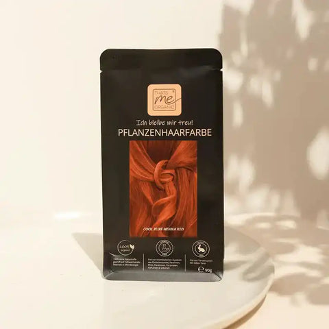 Pflanzenhaarfarbe Packung, cool pure henna red, auf weißem Teller, natürliche Haarfarbe