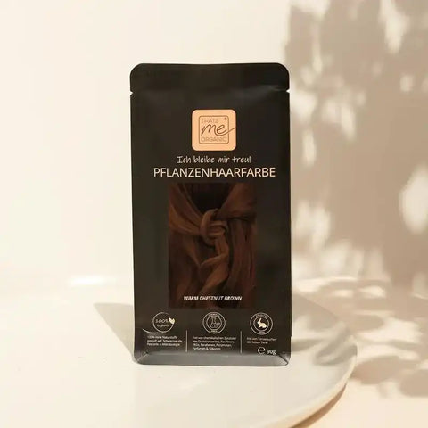 That's me! Organic Pflanzenhaarfarbe Warm Chestnut Brown Verpackung auf weißem Teller