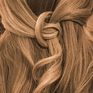 Detailaufnahme geflochtene, dunkelblonde Haare mit elegantem Knoten-Look, Frisur-Design