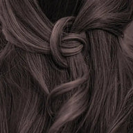 Tiefbraunes Haar, glänzend und glatt, kunstvoll zu einem Knoten gestylt
