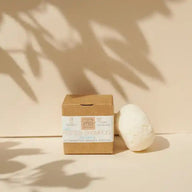 Festes Shampoo vegan in Recyclingkarton, naturweißer Shampoo-Bar, minimalistischer Hintergrund