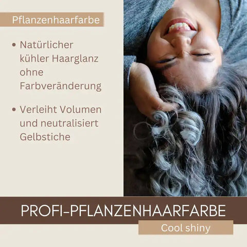 Frau mit glänzenden, kühlen Locken nutzt Profi-Pflanzenhaarfarbe für natürliches Volumen