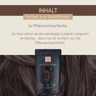 Packung Pflanzenhaarfarbe vor braunem Haar, Text über Nachfärben und Inhalt der Packung.