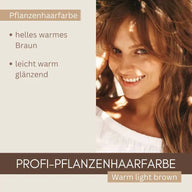 Frau mit glänzendem, hell warm braun gefärbtem Haar, Pflanzenhaarfarbe Produktwerbung