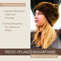 Frau mit warm blond gefärbtem Haar und brauner Fellmütze, Text zu Pflanzenhaarfarbe.