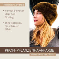 Frau mit warm blond gefärbtem Haar und brauner Fellmütze, Text zu Pflanzenhaarfarbe.
