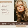 Frau mit warm blond gefärbtem Haar, Text zu pflanzlicher Haarfarbe und Naturkosmetik.