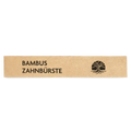 Braune Bambus Zahnbürste Verpackung mit schwarzem Logo und Schriftzug auf weißem Hintergrund