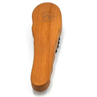 Holzbürste mit Gravur "That's me organic" und Naturborsten auf weißem Hintergrund