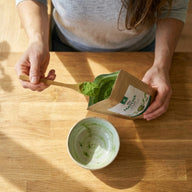 Feines Bio Matcha Pulver in grüner Textur, Nahaufnahme