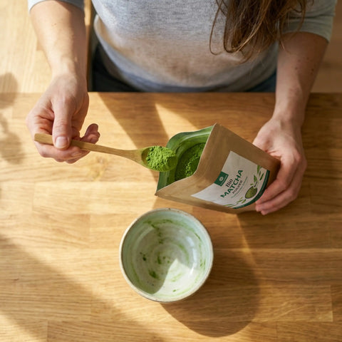 Feines Bio Matcha Pulver in grüner Textur, Nahaufnahme