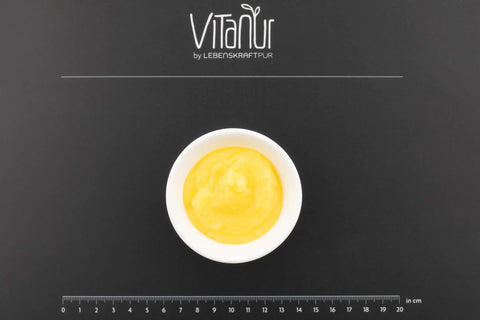 Schale mit Bio Ghee von Vitanur auf schwarzem Hintergrund mit Zentimetermaß