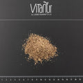 Bio braunes Leinsamenmehl gemahlen auf schwarzem Hintergrund mit Lineal, Vitanur Logo