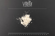 Bio Mandelprotein Pulver auf schwarzem Hintergrund mit Lineal, Vitanur Marke sichtbar