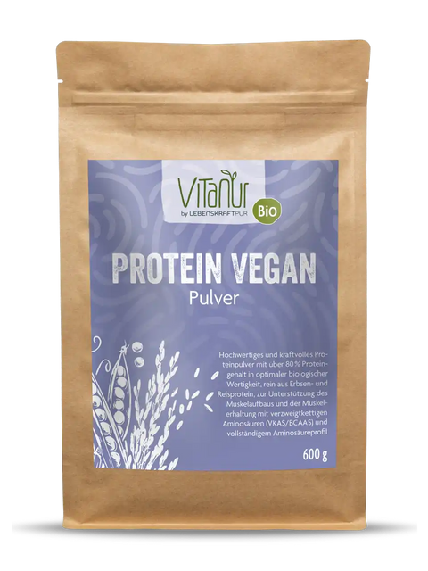 Vitanur Bio Protein Vegan Pulver 600g in brauner Tüte mit lila Etikett, Erbsenmotiv, Proteindose