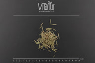 Bio Tannennadeln getrocknet auf schwarzem Hintergrund mit Lineal und VitaNur Logo