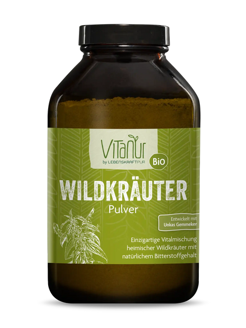 Braunes Glas mit Vitanur Bio Wildkräuter Pulver, grünes Etikett mit Pflanzenmotiv