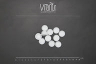 Weiße Bio Zahnkristalle Xylit-Salbei von VitaNur auf schwarzem Hintergrund mit Lineal.