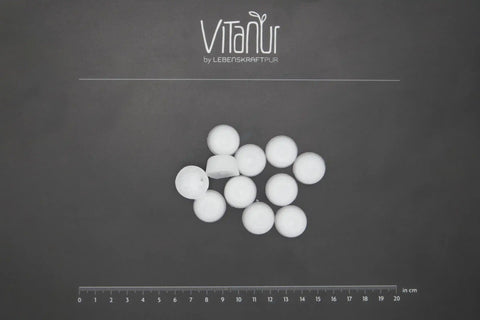 Weiße Bio Zahnkristalle Xylit-Salbei von VitaNur auf schwarzem Hintergrund mit Lineal.