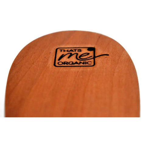 Holzgriff mit schwarzem 'That's me organic'-Logo, Nahaufnahme, natürliche Holzoberfläche
