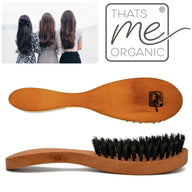 Holzbürste mit Naturborsten von Thats Me Organic, drei Frauen mit langem Haar im Hintergrund