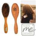THATS ME ORGANIC Holzhaarbürste mit Wildschweinborsten, Produktfoto und Frau mit glänzendem Haar