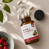 Geöffnete Vitalove Eisen und Vitamin C Kapseln mit Acerola und Curryblatt