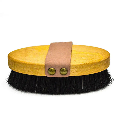 Energie-Bürste oval aus Holz mit dunklen Naturborsten und Ledergriff, Produktfoto