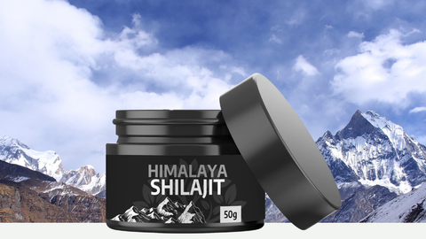 Himalaya Shilajit Naturharz im schwarzen Glas mit geöffnetem Deckel vor verschneiter Himalaya-Bergkulisse