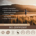 Frau läuft durch Weizenfeld, Text zu bio-zertifizierter, veganer, chemiefreier Haarfarbe