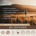 Frau läuft durch Bio-Getreidefeld, Text zu chemiefreier, veganer, zertifizierter Haarfarbe.