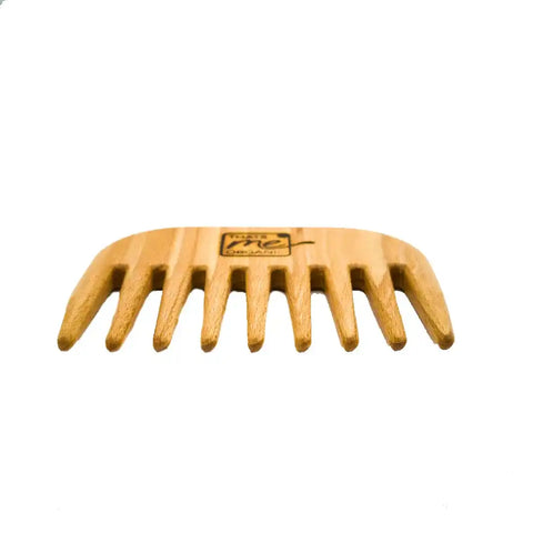 Grober Holzkamm mit breiten Zinken auf weißem Hintergrund, Naturkosmetik Zubehör