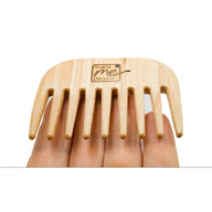 Holzkamm mit breiten Zinken, natürliche Holzstruktur, That's me Organic Logo, Hand hält Kamm