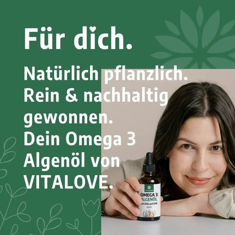 Frau hält Omega-3 Algenöl Tropfen von VITALOVE