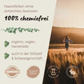 Frau läuft durch Feld im Sonnenuntergang, Text zu chemiefreier, veganer und organischer Haarfarbe.