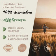 Frau läuft durch Feld im Sonnenuntergang, Text zu chemiefreier, veganer und organischer Haarfarbe.