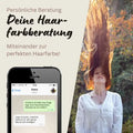 Frau mit wehenden langen Haaren im Freien, Smartphone mit Haarfarbberatung-Chat, Text "Deine Haarfarbberatung".