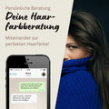 Frau mit braunen Haaren im blauen Pullover, Smartphone mit Chat, Haarfarbberatung Werbung