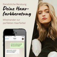 Junge Frau mit welligem, blonden Haar und Handy-Chat, Text zur Haarfarbberatung.