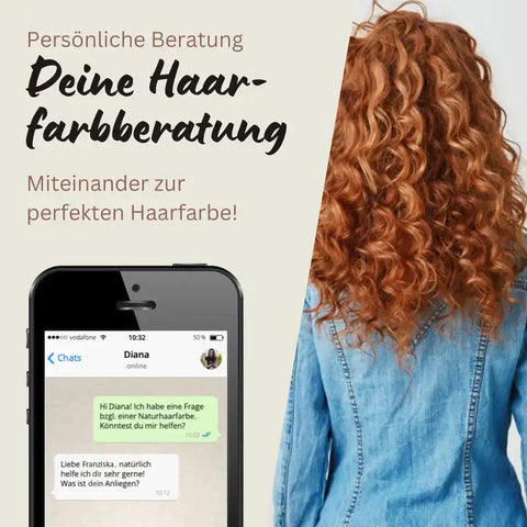 Persönliche Haarfarbberatung, Frau mit lockigem rotbraunem Haar, Handy mit Chat, Denimjacke