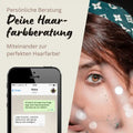 Persönliche Haarfarbberatung, WhatsApp-Chat auf Smartphone, Frau mit braunen Haaren und grünem Haarband