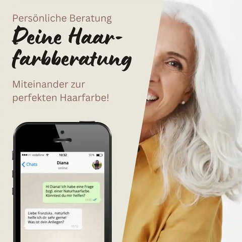 Persönliche Haarfarbberatung, reife Frau mit langen weißen Haaren, WhatsApp Chat auf Smartphone