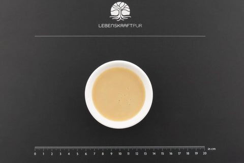 Schale mit liposomalem Resveratrol auf schwarzer Unterlage mit Maßstab von Lebenskraftpur