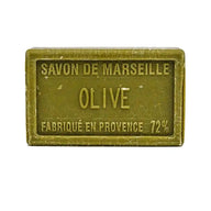 Grüne Savon de Marseille Olivenseife, rechteckig, geprägt, auf weißem Hintergrund