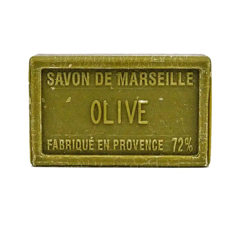 Grüne Savon de Marseille Olivenseife, rechteckig, geprägt, auf weißem Hintergrund