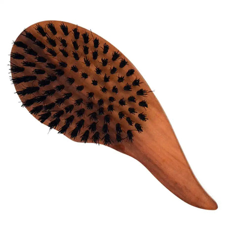 Holzbürste mit schwarzen Borsten, ergonomische Haarbürste auf weißem Hintergrund