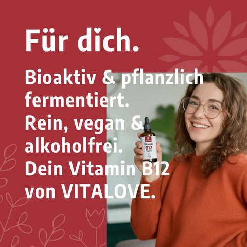 Frau hält alkoholfreie B12 Tropfen von VITALOVE